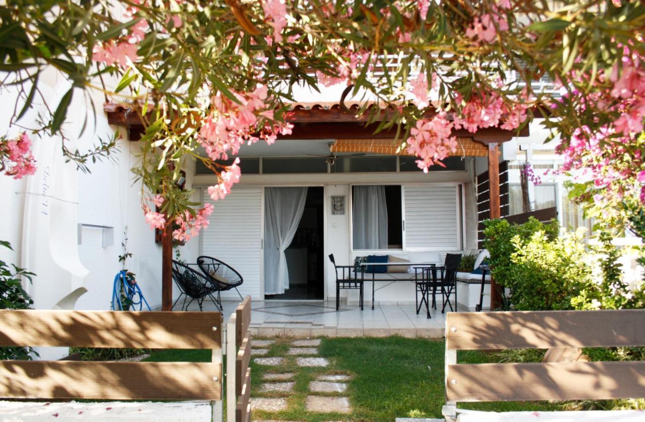 Beachfront Garden Apartment- Atlas Complex Loutráki Eksteriør billede